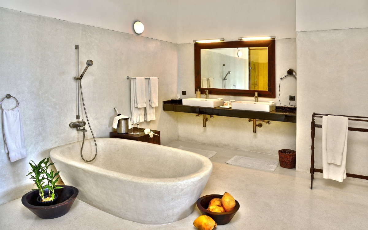 Family-Suite-Bathroom-1200x750